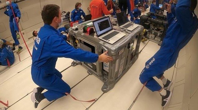 Impression 3D dans l'espace : Des axes linéaires igus fabriquent des pièces de rechange en apesanteur